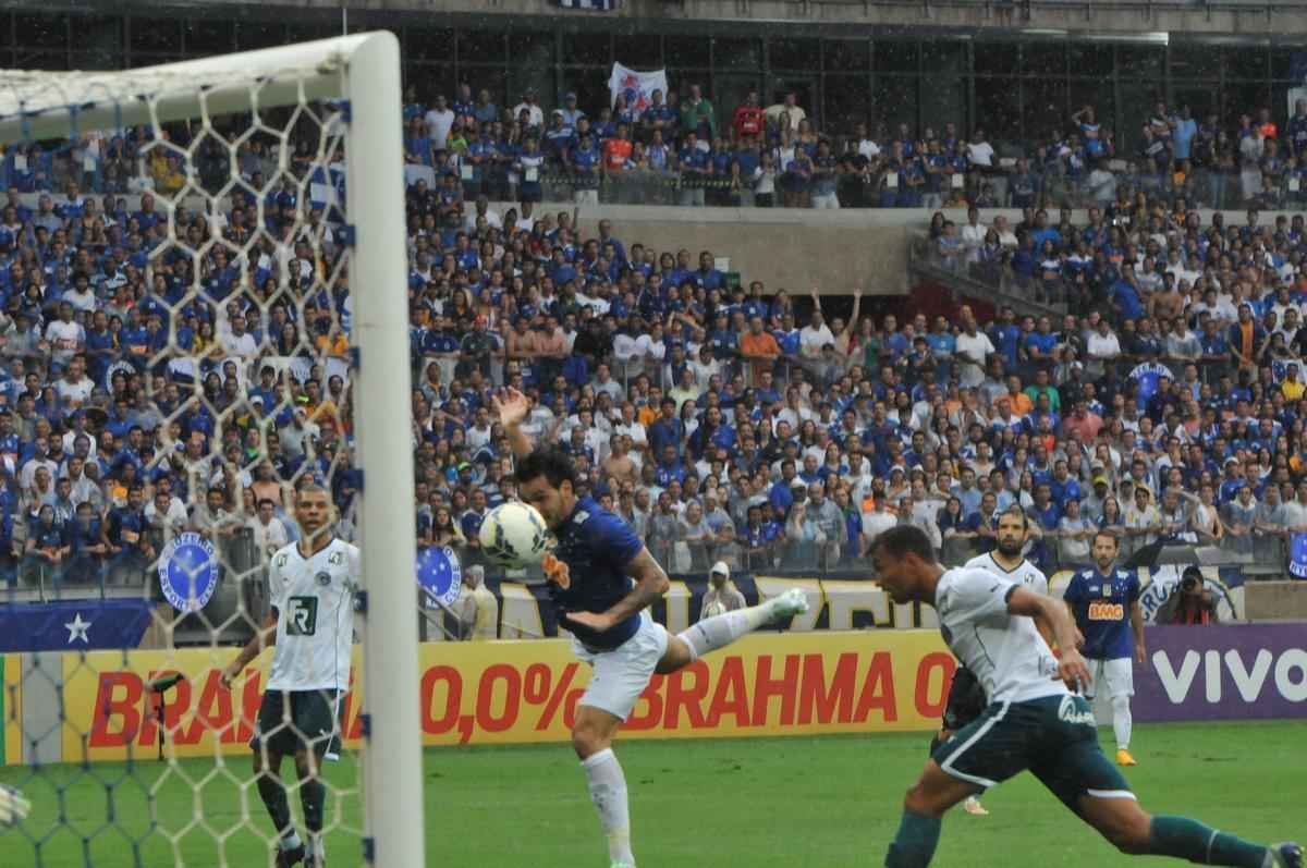 Imagens da partida entre Cruzeiro e Gois no Mineiro