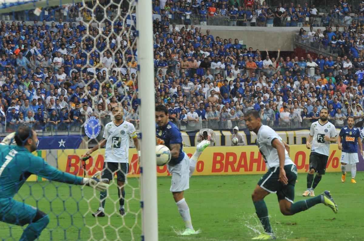 Imagens da partida entre Cruzeiro e Gois no Mineiro