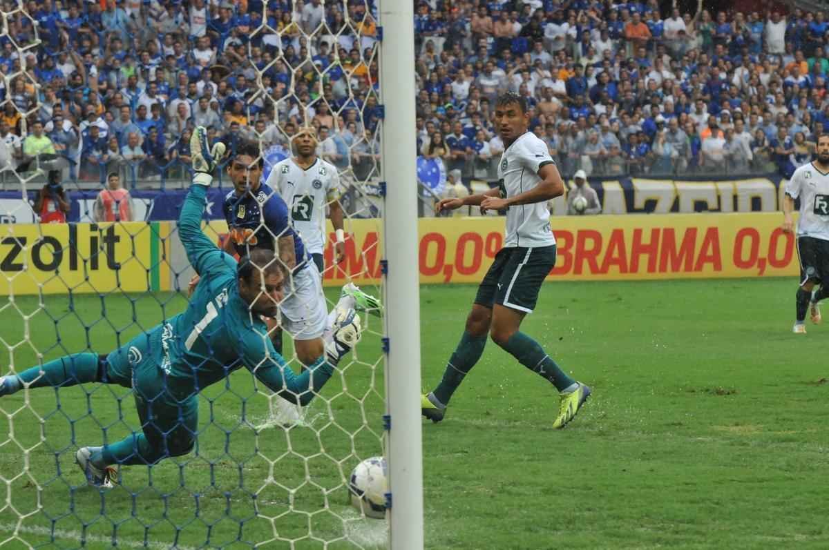 Imagens da partida entre Cruzeiro e Gois no Mineiro