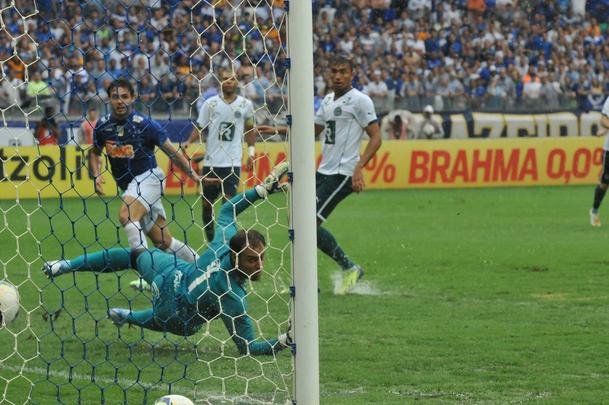 Imagens da partida entre Cruzeiro e Gois no Mineiro