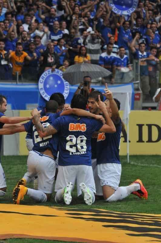 Imagens da partida entre Cruzeiro e Gois no Mineiro