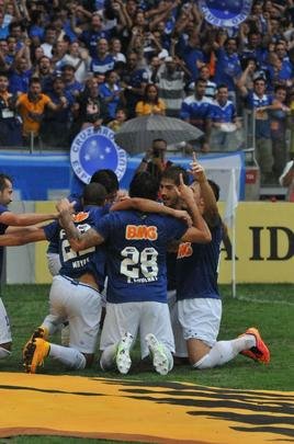 Imagens da partida entre Cruzeiro e Gois no Mineiro