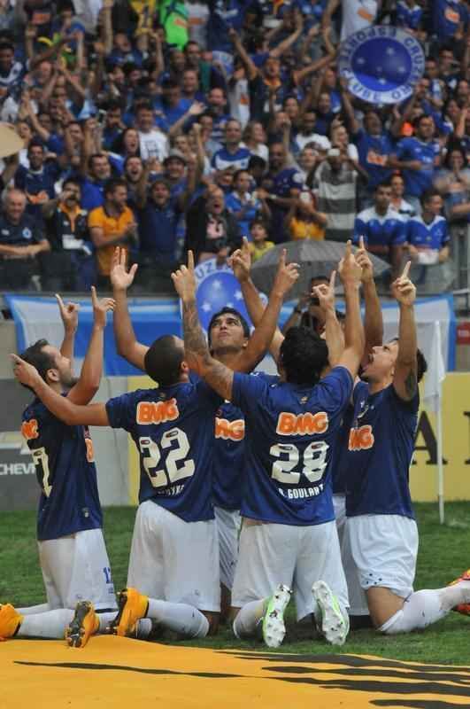 Imagens da partida entre Cruzeiro e Gois no Mineiro