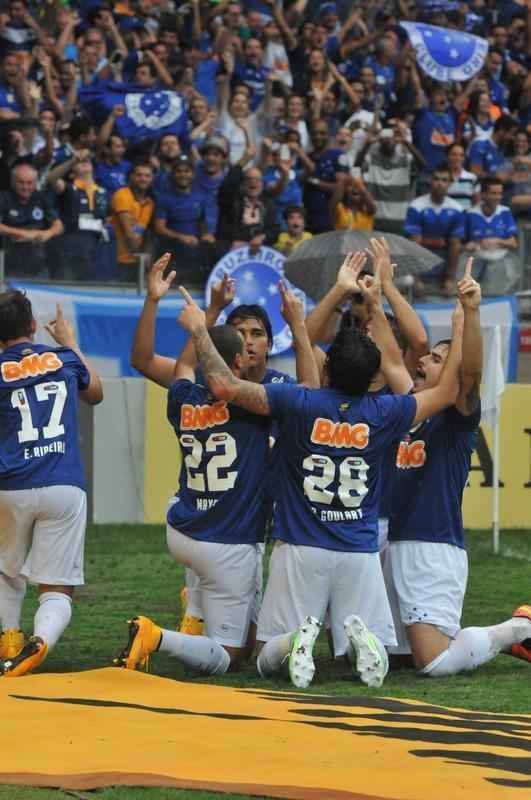 Imagens da partida entre Cruzeiro e Gois no Mineiro