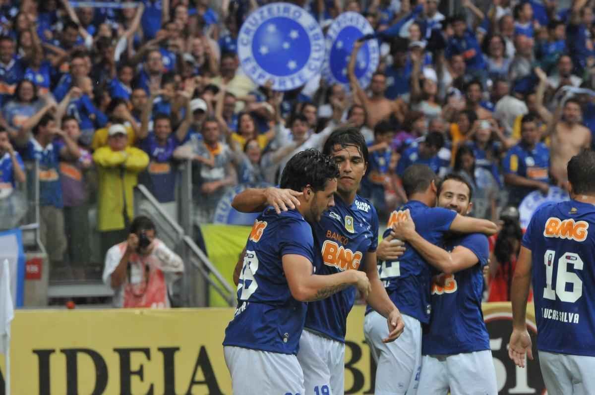 Imagens da partida entre Cruzeiro e Gois no Mineiro