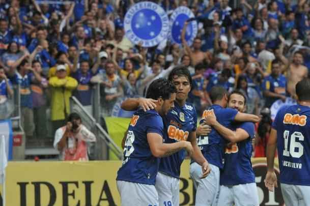 Imagens da partida entre Cruzeiro e Gois no Mineiro