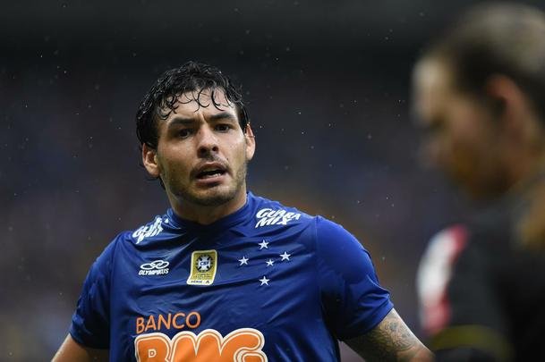 Imagens da partida entre Cruzeiro e Gois no Mineiro