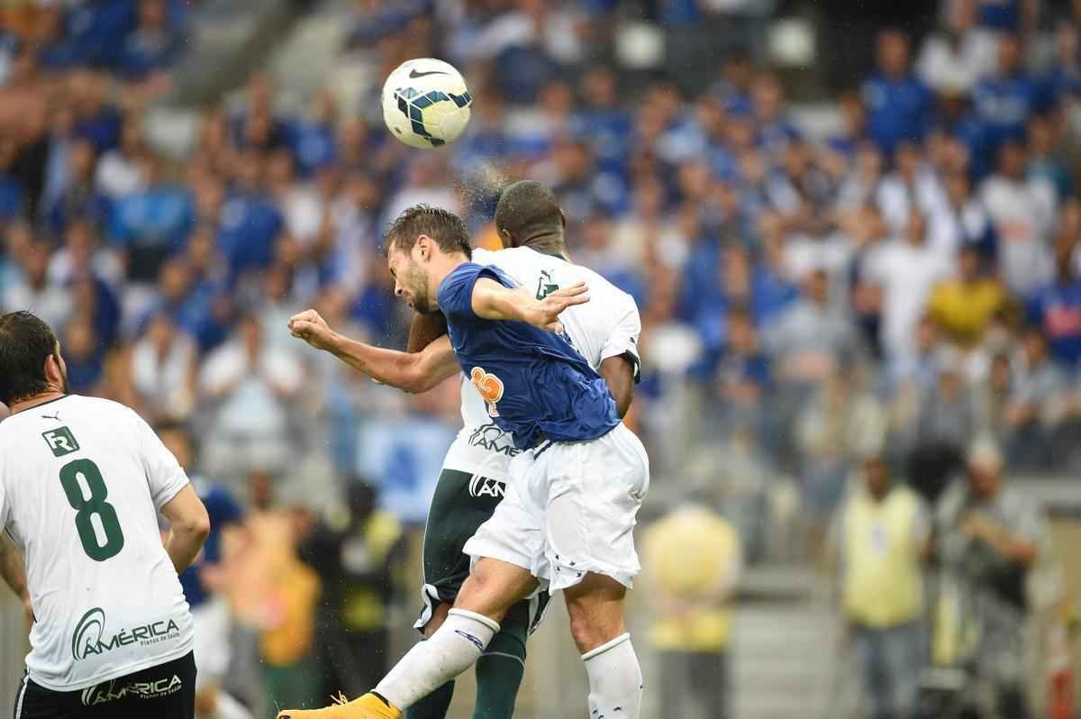 Imagens da partida entre Cruzeiro e Gois no Mineiro