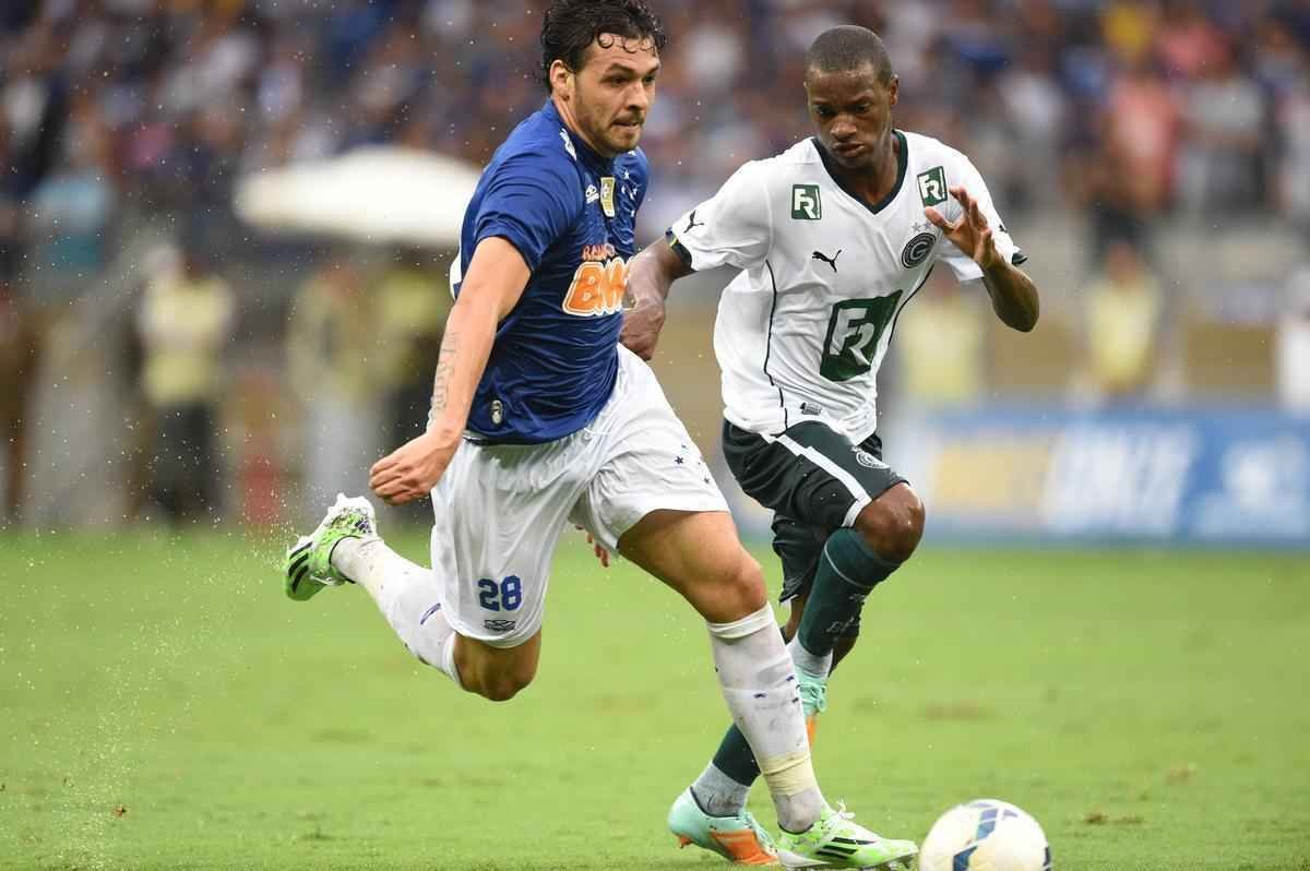 Imagens da partida entre Cruzeiro e Gois no Mineiro