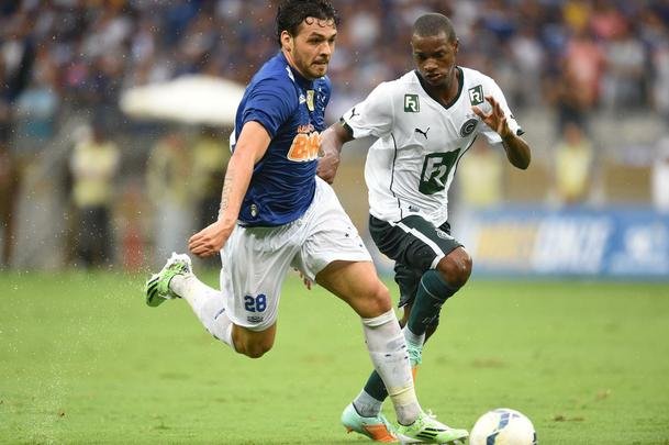 Imagens da partida entre Cruzeiro e Gois no Mineiro