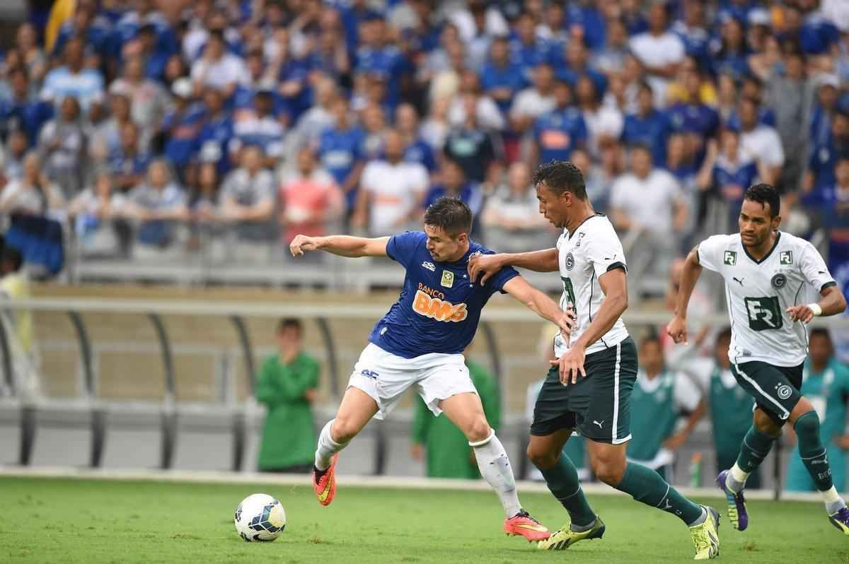 Imagens da partida entre Cruzeiro e Gois no Mineiro