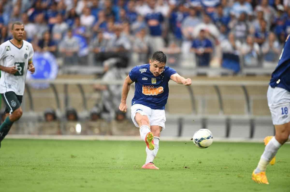 Imagens da partida entre Cruzeiro e Gois no Mineiro