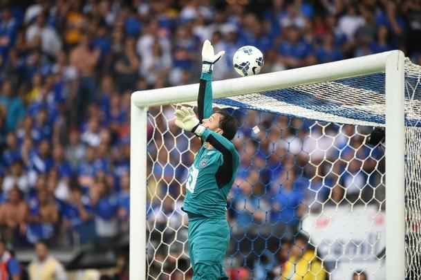 Imagens da partida entre Cruzeiro e Gois no Mineiro