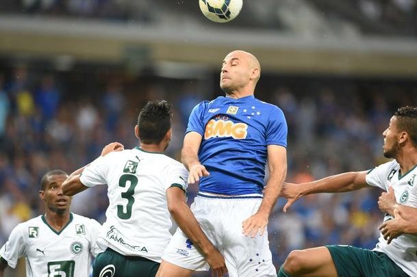 Imagens da partida entre Cruzeiro e Gois no Mineiro