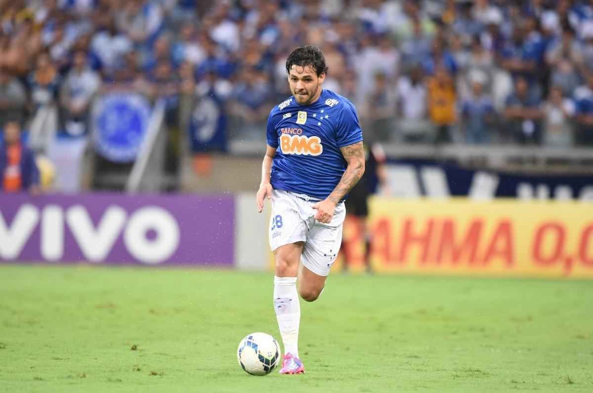 Imagens da partida entre Cruzeiro e Gois no Mineiro