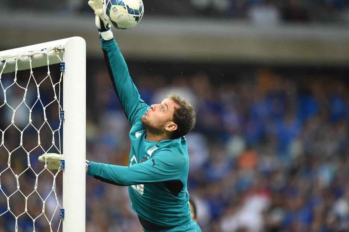 Imagens da partida entre Cruzeiro e Gois no Mineiro