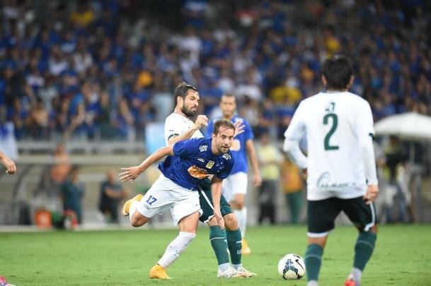 Imagens da partida entre Cruzeiro e Gois no Mineiro
