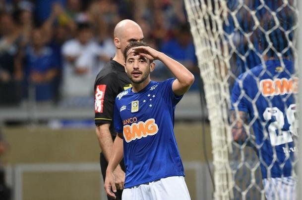 Imagens da partida entre Cruzeiro e Gois no Mineiro