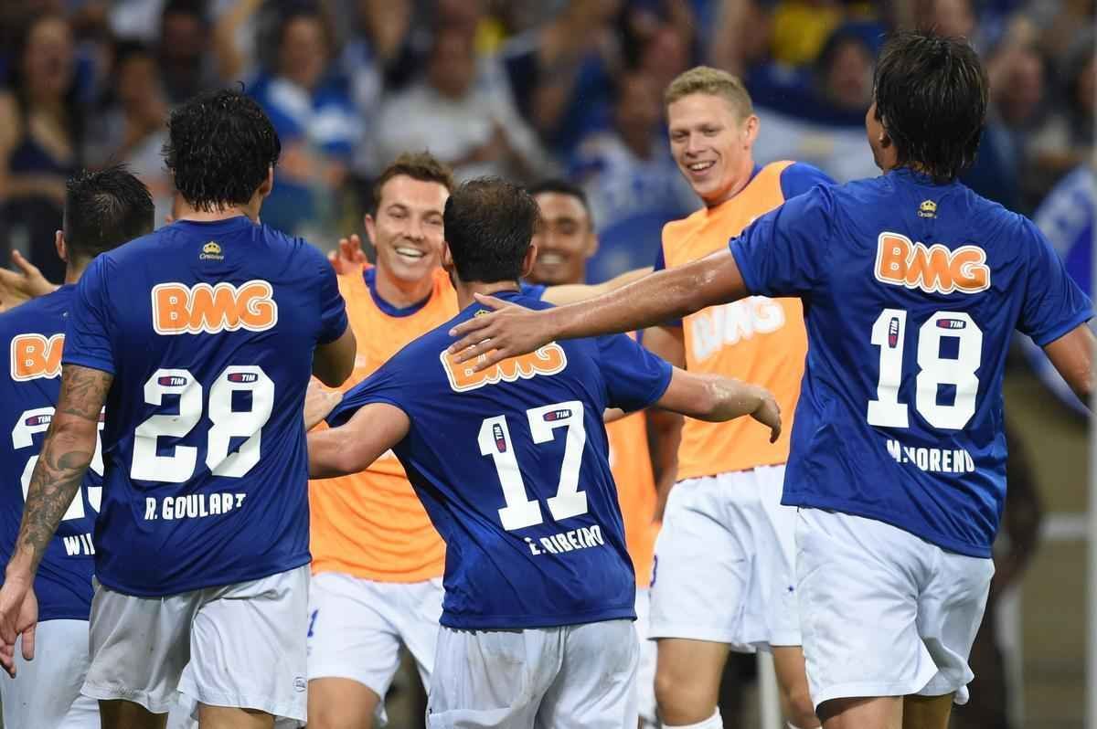 Imagens da partida entre Cruzeiro e Gois no Mineiro