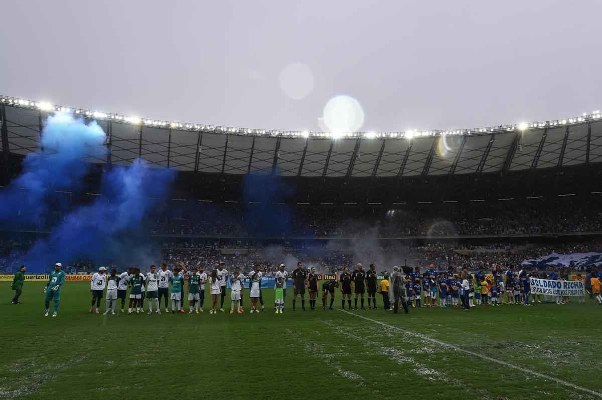 Imagens da partida entre Cruzeiro e Gois no Mineiro
