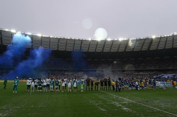 Imagens da partida entre Cruzeiro e Gois no Mineiro