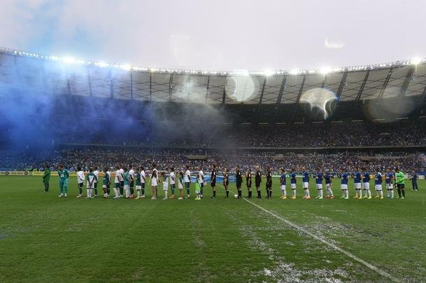 Imagens da partida entre Cruzeiro e Gois no Mineiro