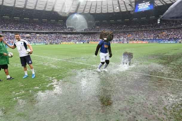 Imagens da partida entre Cruzeiro e Gois no Mineiro