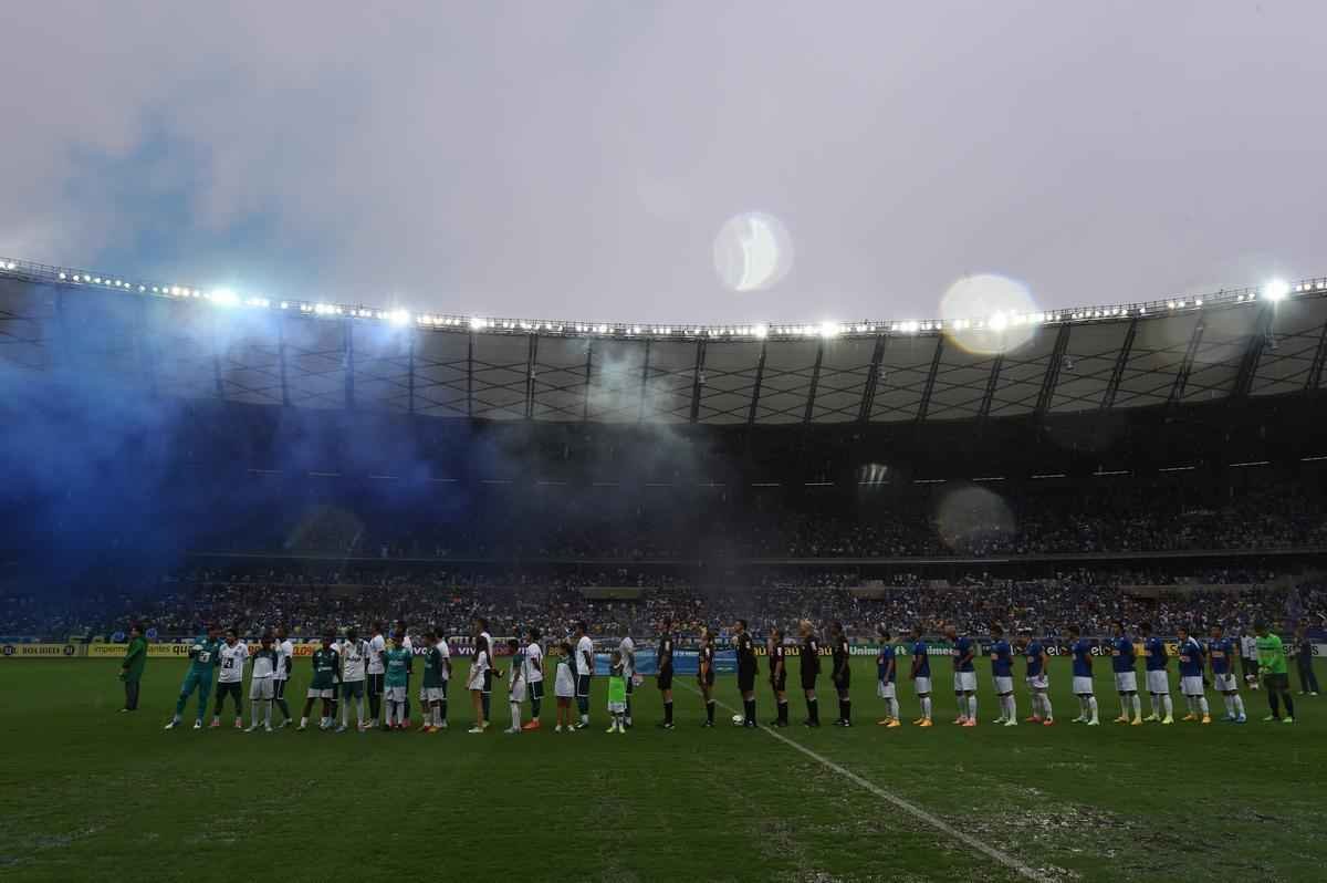 Imagens da partida entre Cruzeiro e Gois no Mineiro