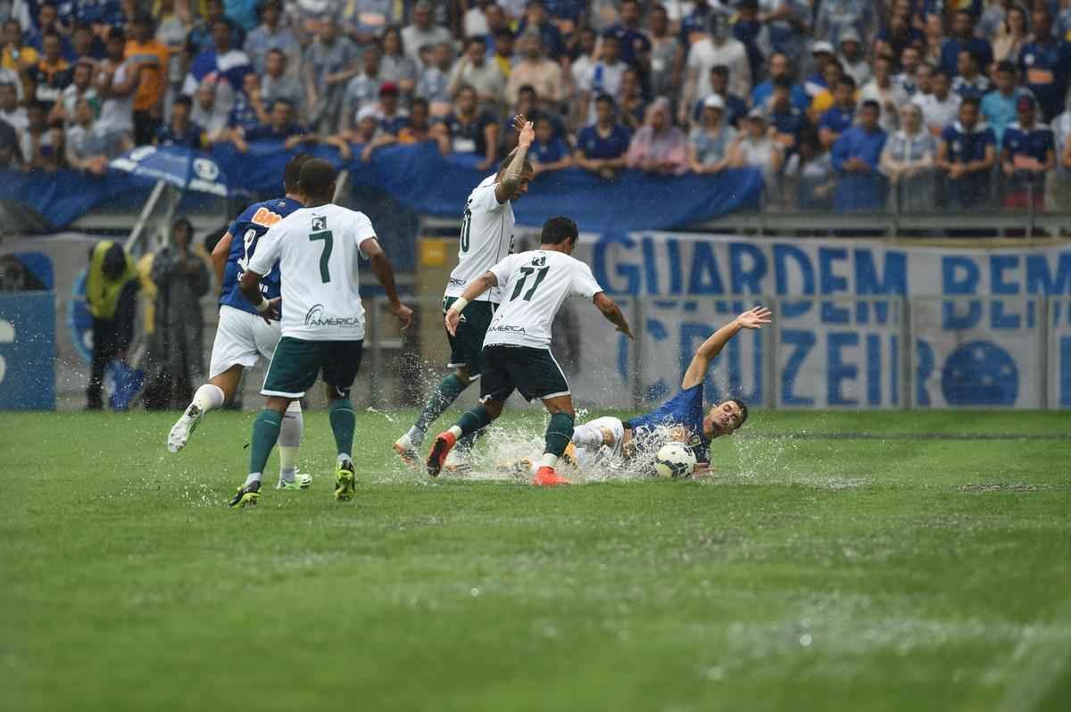 Imagens da partida entre Cruzeiro e Gois no Mineiro