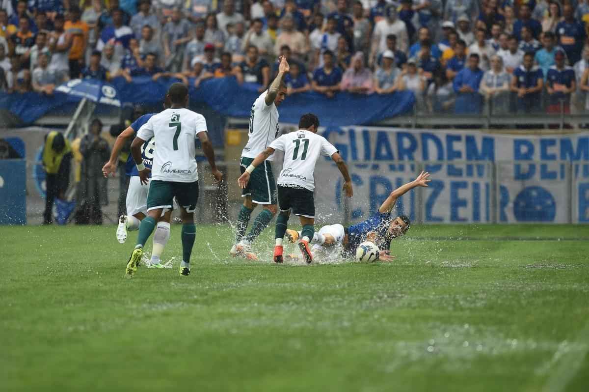 Imagens da partida entre Cruzeiro e Gois no Mineiro