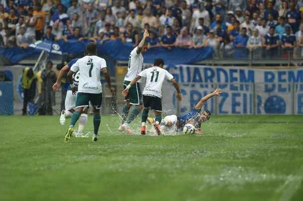 Imagens da partida entre Cruzeiro e Gois no Mineiro