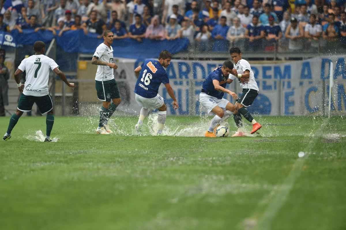 Imagens da partida entre Cruzeiro e Gois no Mineiro