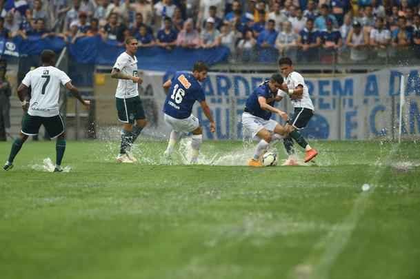 Imagens da partida entre Cruzeiro e Gois no Mineiro