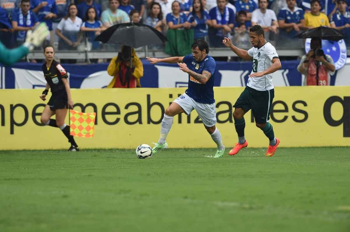 Imagens da partida entre Cruzeiro e Gois no Mineiro