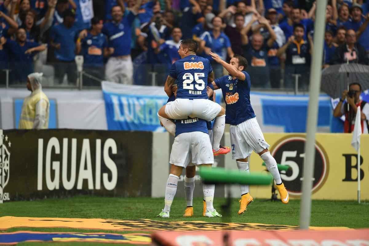 Imagens da partida entre Cruzeiro e Gois no Mineiro