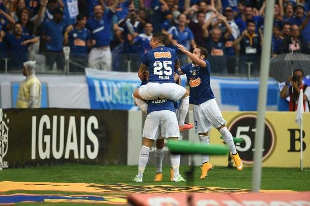 Imagens da partida entre Cruzeiro e Gois no Mineiro