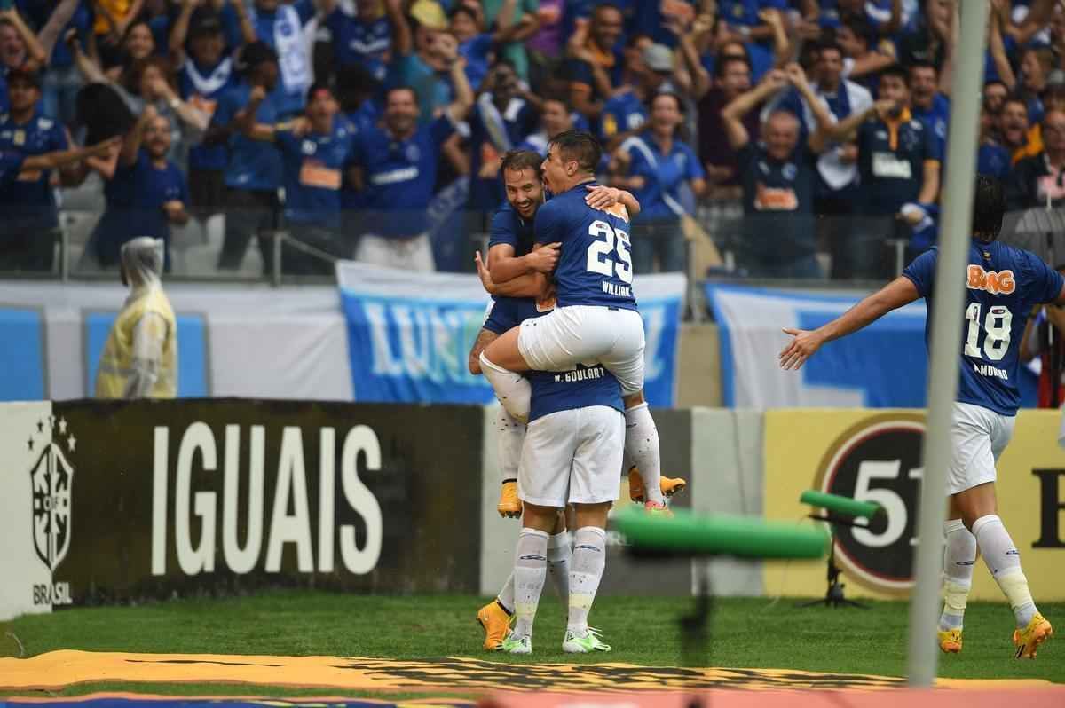 Imagens da partida entre Cruzeiro e Gois no Mineiro