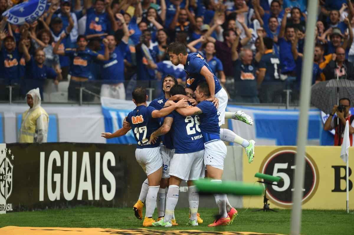 Imagens da partida entre Cruzeiro e Gois no Mineiro