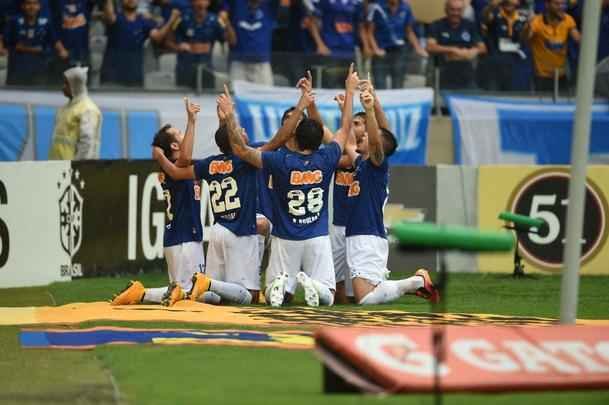 Imagens da partida entre Cruzeiro e Gois no Mineiro