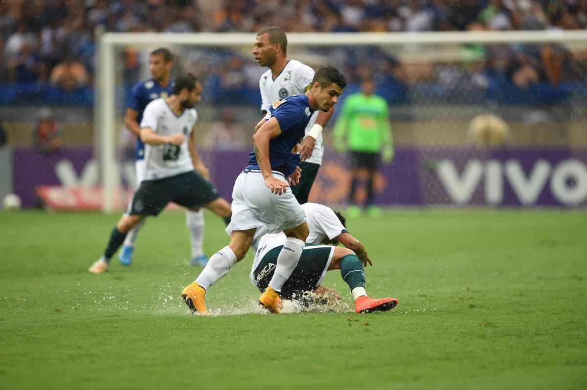 Imagens da partida entre Cruzeiro e Gois no Mineiro