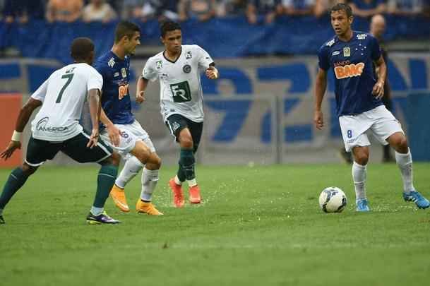 Imagens da partida entre Cruzeiro e Gois no Mineiro