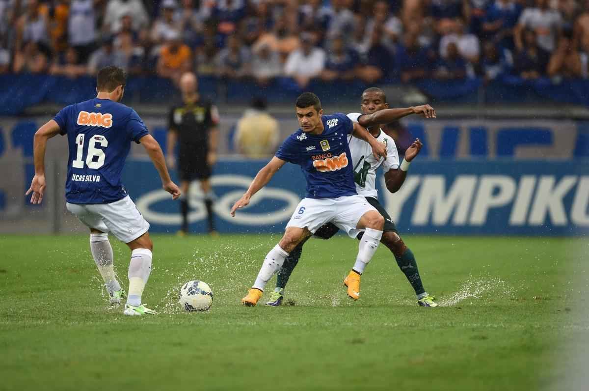 Imagens da partida entre Cruzeiro e Gois no Mineiro