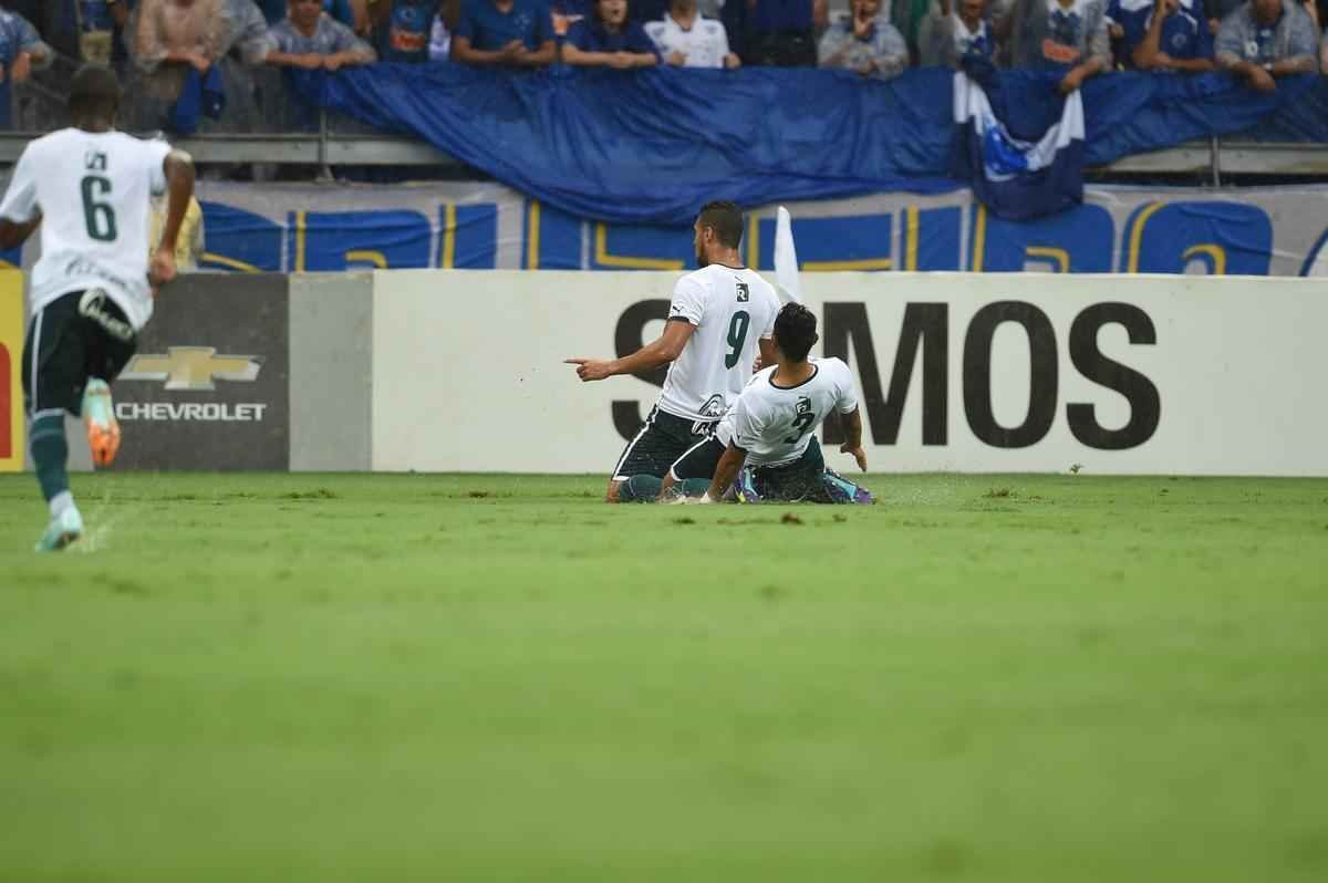 Imagens da partida entre Cruzeiro e Gois no Mineiro