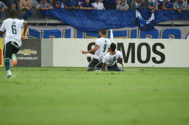 Imagens da partida entre Cruzeiro e Gois no Mineiro