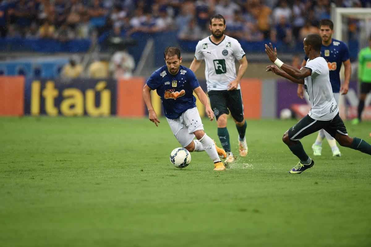Imagens da partida entre Cruzeiro e Gois no Mineiro