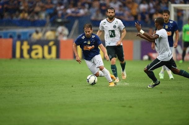 Imagens da partida entre Cruzeiro e Gois no Mineiro