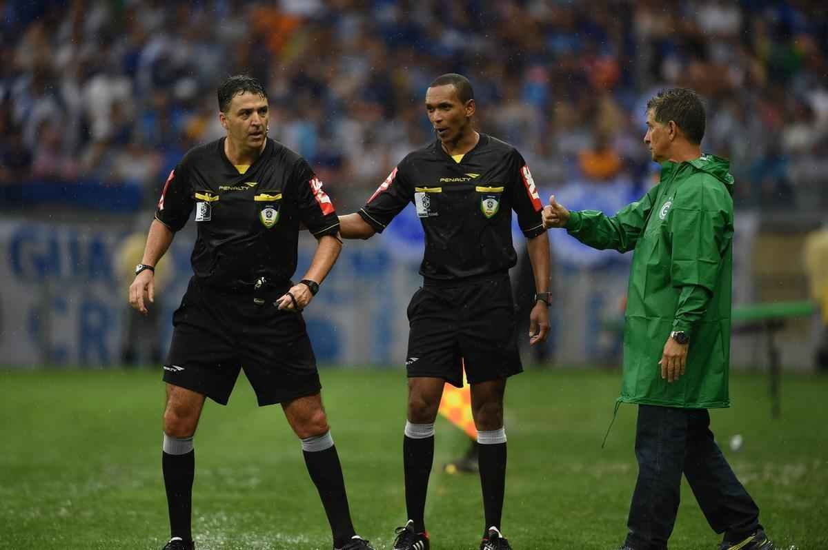 Imagens da partida entre Cruzeiro e Gois no Mineiro