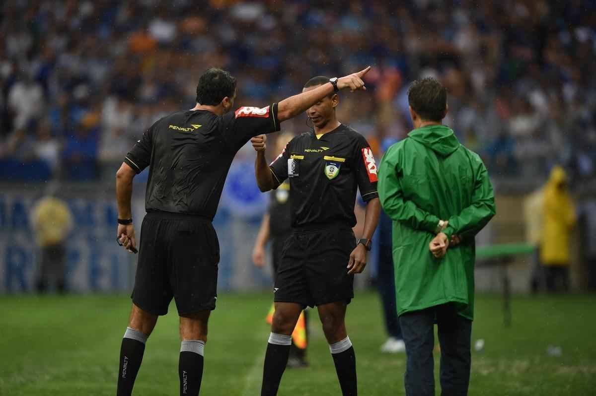 Imagens da partida entre Cruzeiro e Gois no Mineiro