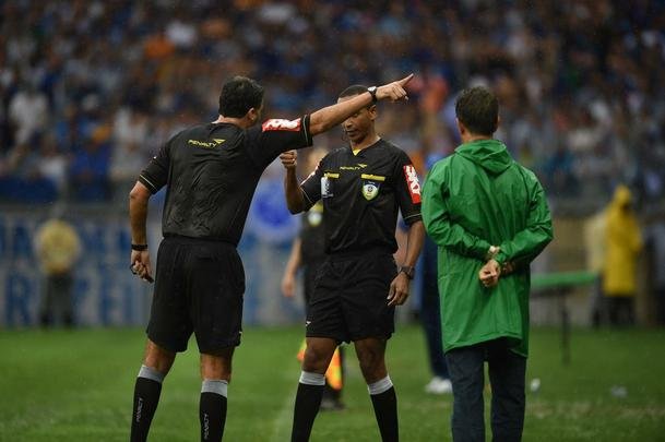 Imagens da partida entre Cruzeiro e Gois no Mineiro