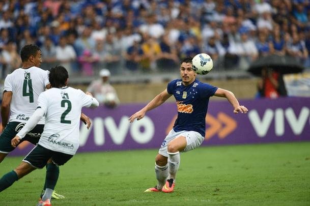 Imagens da partida entre Cruzeiro e Gois no Mineiro